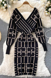 Robe en tricot à col en V et motif géométrique moulant
